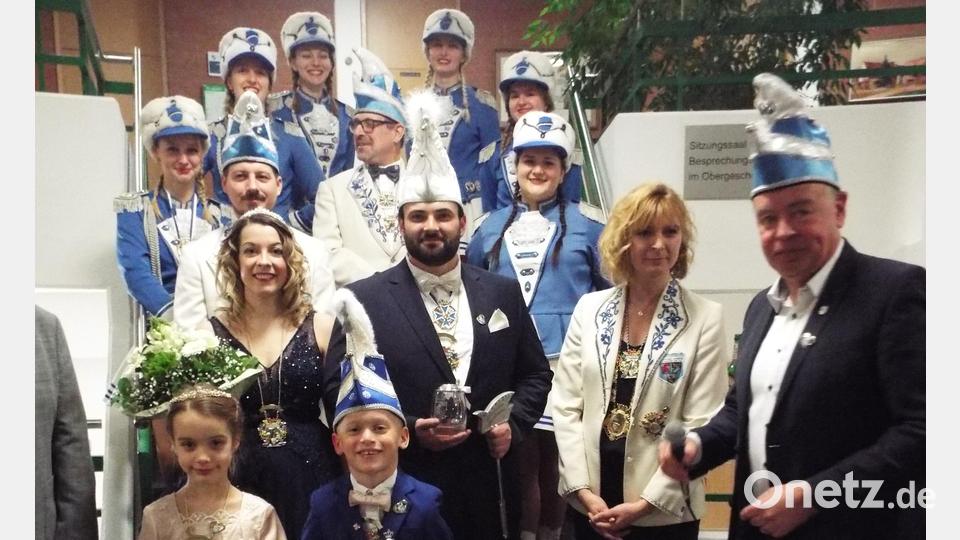 Hohen Besuch erhält der Kümmersbrucker Bürgermeister Roland Strehl (rechts). Die Narrhalla Haselmühl-Amberg-Kümmersbruck schaut bei ihm vorbei. Bild: e