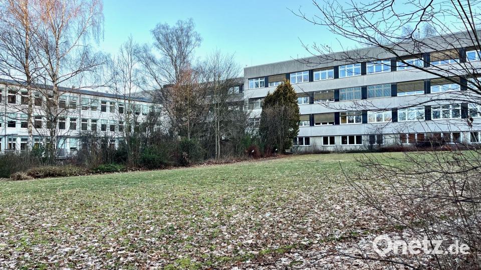 Die Stadt Neustadt wendet sich in einer Stellungnahme gegen Aussagen der Bürgerinitiative &quot;Rettet die Felixallee&quot;, klärt über Hintergründe des Bauleitverfahrens für das ehemalige Krankenhausareal auf und begründet Aussagen des Bürgermeisters, der von kindischem Verhalten der BI spricht. Bild: Gabi Schönberger