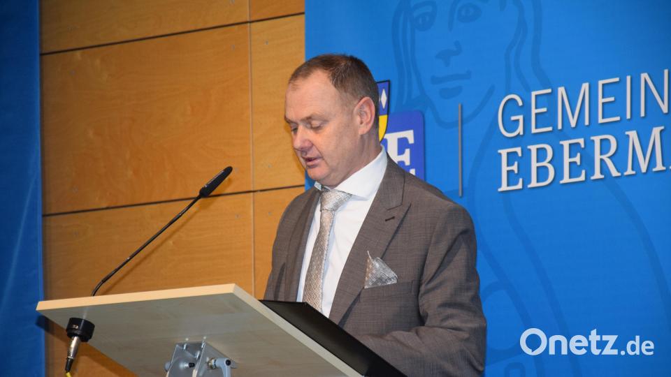 Bürgermeister Erich Meidinger musste nach einer Kreislaufschwäche seine Rede abbrechen. Er begab sich in ärztlicher Behandlung, sein Stellvertreter Johann Vornlocher übernahm. Bild: bö