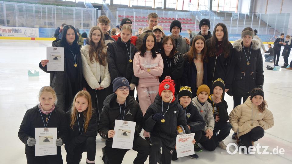 Im Bild die vier Bezirkssieger, die die Oberpfalz im Eisschnelllauf-Landesfinale am 8. Februar in Inzell vertreten. Bild: jr