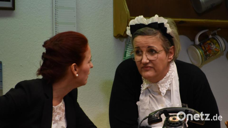 Da ist guter Rat teuer: Wie fängt man einen Sturkopf wieder ein. Auch Linde, die gute Seele des Hauses (Katja Meier, rechts) ist mit ihrem Latein am Ende. Bild: nag