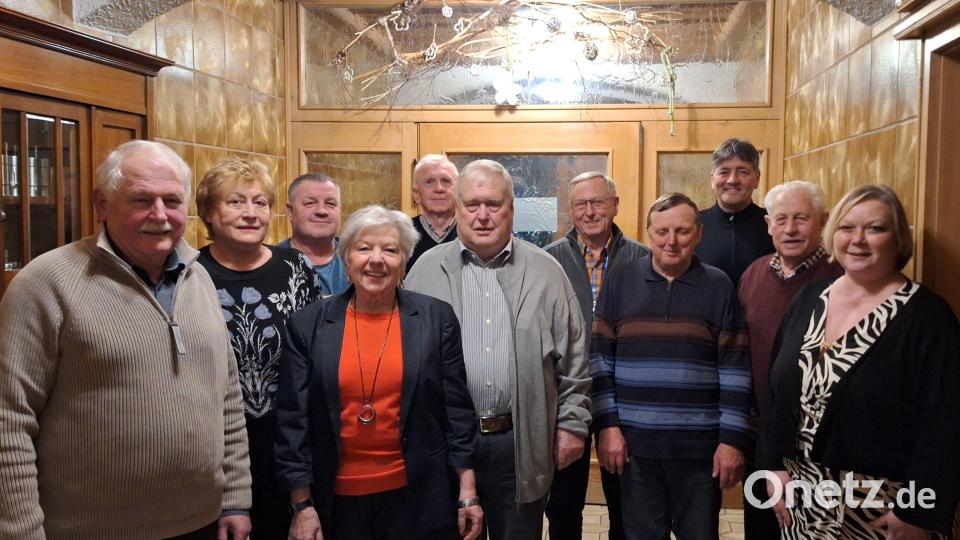 Heimatvereinsvorsitzende Angela Biersack (rechts) ehrte zahlreiche Mitglieder. Bürgermeister Edgar Knobloch (Dritter von rechts) gratuliert ebenfalls. Bild: Heimatverein Grafenwöhr
