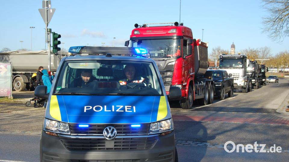 Um 10.30 Uhr machten sich die Fahrzeuge vom Dultplatz aus auf den Weg, eskortiert von der Polizei. Bild: gsp