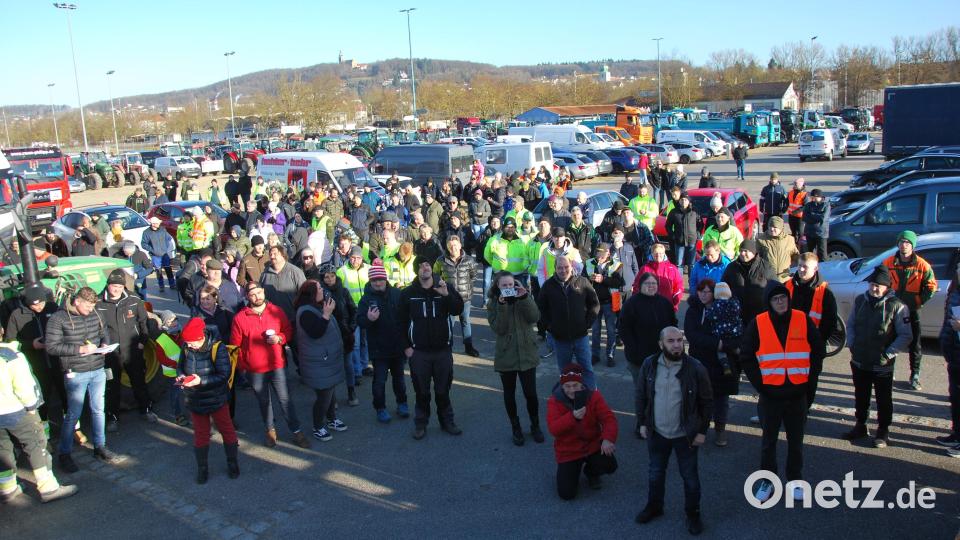 Hunderte Teilnehmer hatten sich auf dem Dultplatz zur Demonstration versammelt. Bild: gsp