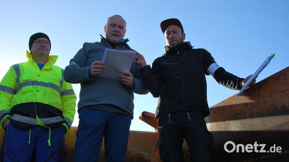 Daniel Knorr, Helmut Polster und Stefan Schönberger (von rechts) kritisierten vor Beginn des Demonstrationszuges die Politik der Regierung. Bild: gsp