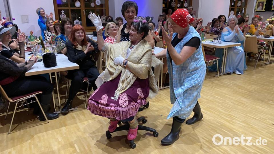 Vor der Ausfahrt aus dem tobenden Saal drehte die &quot;Schönheitskönigin&quot; nochmal eine Ehrenrunde, chauffiert von Christa Schlagenhaufer und Marianne Ehbauer, vor dem treuen Publikum. Bild: aub
