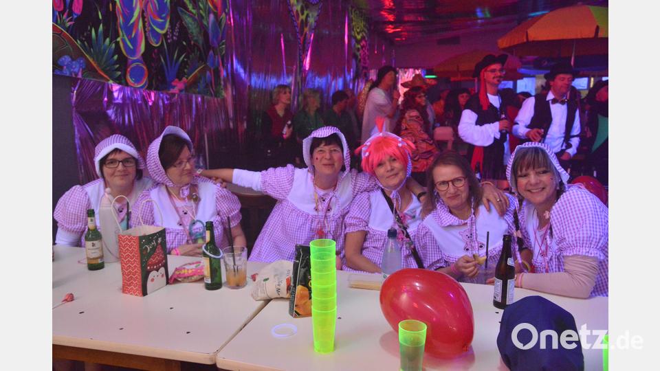 Wer keinen Platz auf der Tanzfläche findet, kann sich auch am Tisch bestens vergnügen. Bild: bey