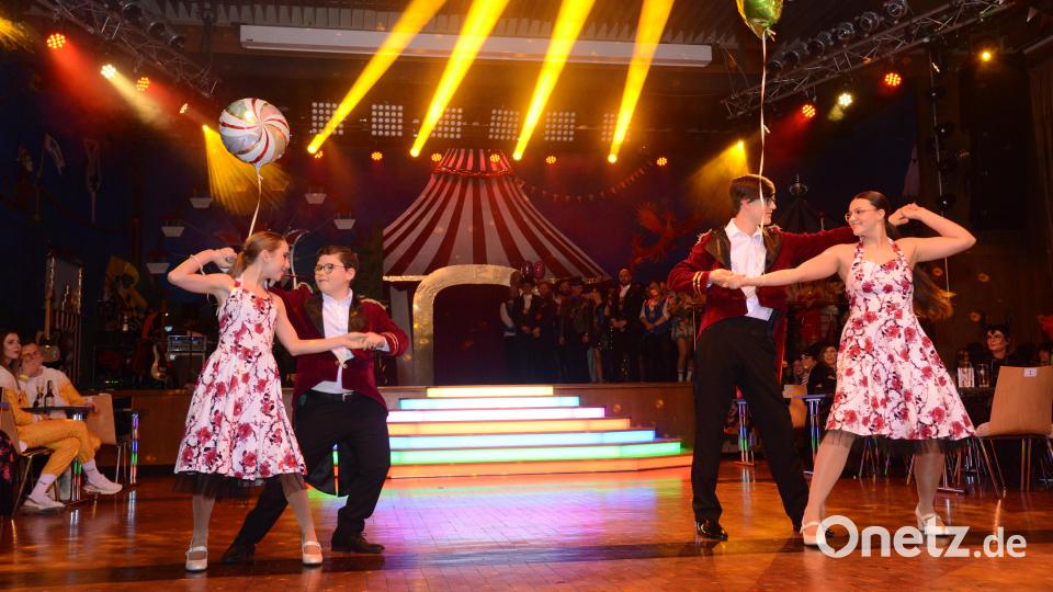 Louisa Sollfrank und Samuel Kreisl (links) sowie Elisa Witt und Paul Witt (rechts) eröffneten die Show der Jugendgarde. Bild: bey