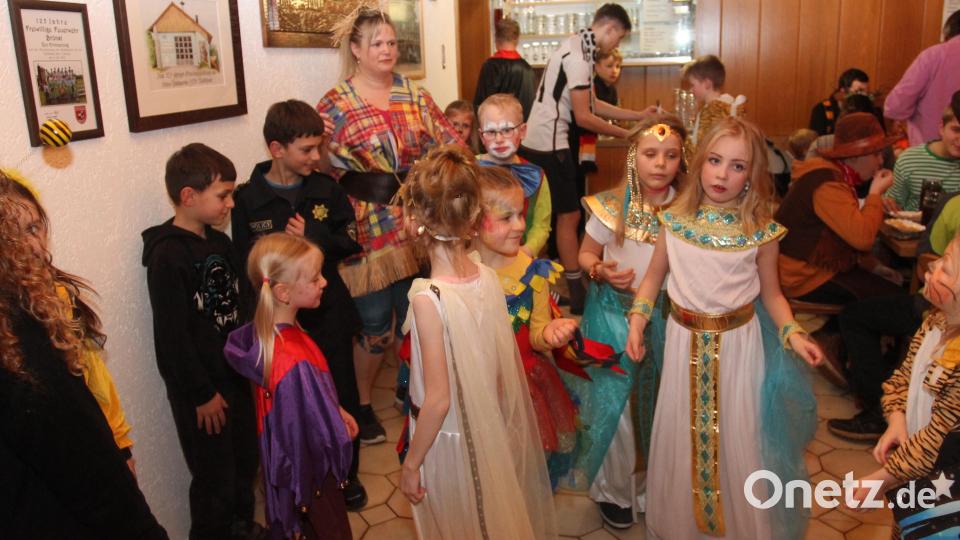 Die Kinder genießen das Faschingstreiben der Feuerwehr Waldkirch. Bild: pi
