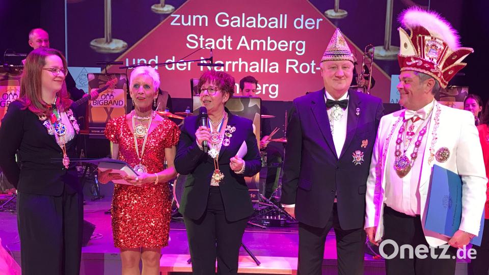 Hohe Auszeichnungen gab es für Hofmarschallin Iska Rausch von Traubenberg (Zweite von links) und Narrhalla-Präsident Jürgen Mühl (rechts). Bild: mma