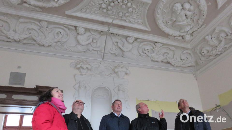 Auf die Stuckdecken schauen (von links) Petra Schöllhorn, Architekt Peter Brückner Bürgermeister Joachim Neuß, Peter Miltenberger und Gerhard Reile. Bild: Stadt Auerbach/exb