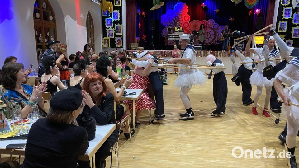 Noch ein herzliches Dankeschön an die Choreografin, doch auch nach dem Ausmarsch war noch lange nicht Schluss. Bild: aub