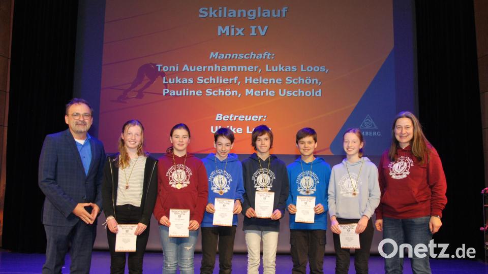 Platz vier bei der Bayerischen Meisterschaft im Skilanglauf: Dazu gratulierten dem Team des Erasmus-Gymnasiums auch Schulleiter Christian Weiß-Mayer und Betreuerin Ulrike Loos. Bild: gsp