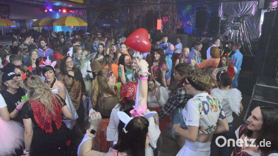 Die Party-Band &quot;Highline&quot; ist Garant für eine volle Tanzfläche und eine Superstimmung im Saal. Bild: bey