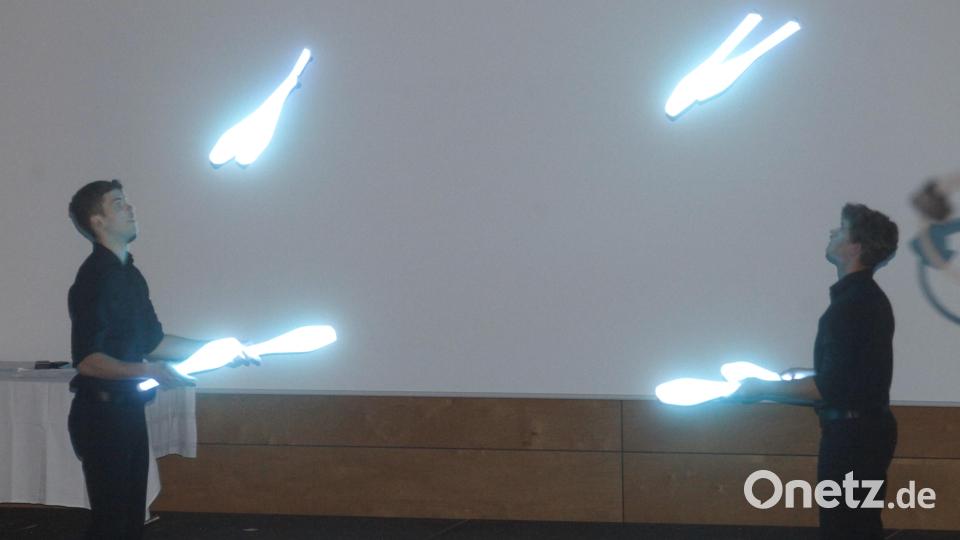 Ein eindrucksvolle Lichter-Show mit LED-Keulen performten die Jongleur-Weltmeister Moritz Rosner und Julian Klos. Bild: Hirsch