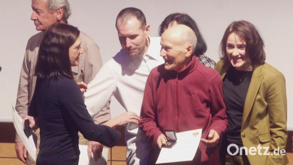 Stadtverbandsvorsitzende Karin Frankerl (links) überreichte Wolfgang Biedermann, der mit 83 Jahren immer noch Marathon läuft, Urkunde und Medaille.. Bild: Hirsch
