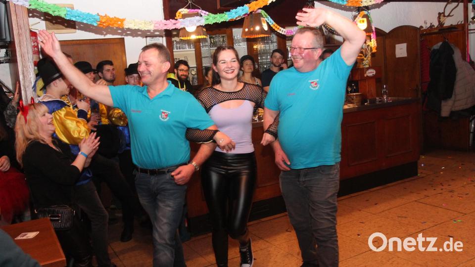 Die Feuerwehrbosse Berthold Reber (links) und Alfons Scheibl lassen sich von Julia Beugler gerne &quot;abschleppen&quot;. Dafür gibt&#039;s schließlich einen Orden. Bild: pi