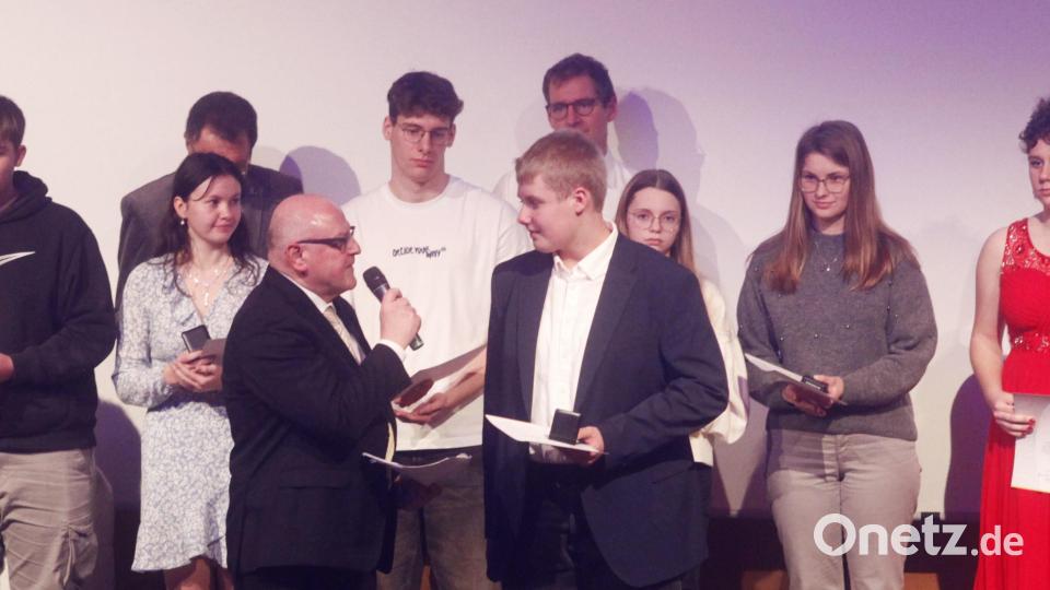 Armin Wolf fragt den bayerischen Vizemeister im Dart, Manuel Peter, nach seinen sportlichen Zielen. Bild: Hirsch
