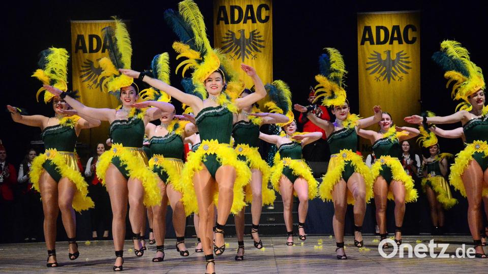 Die Prinzengarde der Narrhalla Windischeschenbach zeigt ihre Tänze beim ADAC-Ball. Bild: Kunz