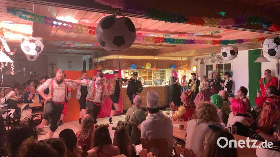 Ausgelassene Stimmung beim Fasching der DJK Neustadt/WN. Bild: wsc