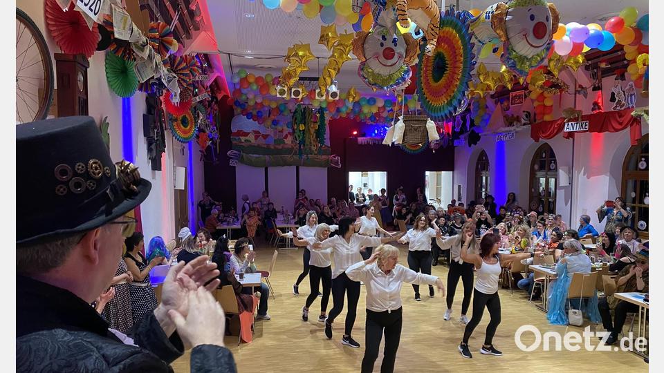 Ganz modern: Der Formationstanz der Zumba-Gruppe. Nach- oder Mitmachen wärmstens empfohlen! Bild: aub