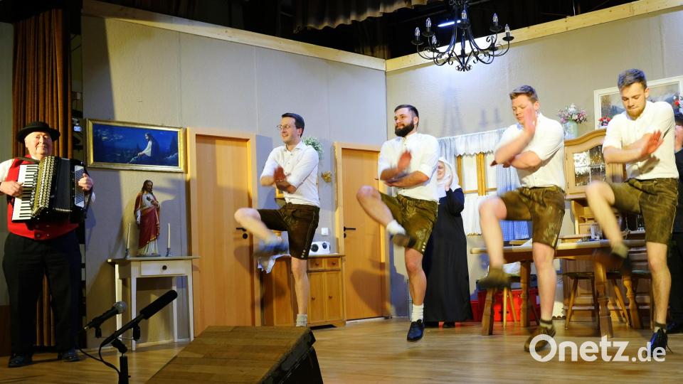 &quot;Chippendales&quot; in Lederhosen von den Miesberglern und Friedrichsberglern rufen spontane Beifallsstürme hervor. Bild: mab
