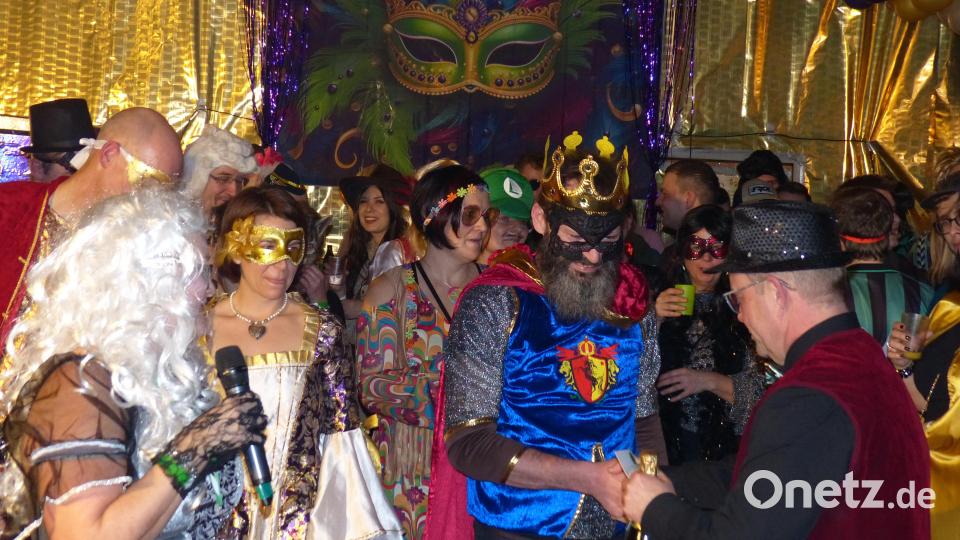 Norbert Merkel überreicht an &quot;König Arthur&quot; den Gutschein als schönste Maske des Abends. Bild: hme
