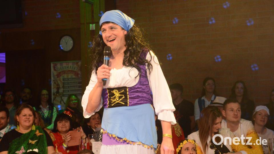 Er macht als Frau einen guten Eindruck: Uli Münchmeier, Vorsitzender der SpVgg Vohenstrauß, bei seiner Dankadresse an alle Mitwirkenden. Bild: bey