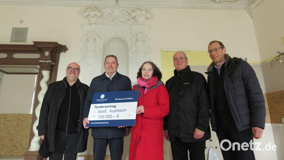 Bei der symbolischen Scheckübergabe: (von links) Architekt Peter Brückner, Bürgermeister Joachim Neuß, Petra Schöllhorn, Peter Miltenberger und der stellvertretende Vorstandsvorsitzende der Regens-Wagner-Stiftung, Gerhard Reile. Bild: Stadt Auerbach/exb