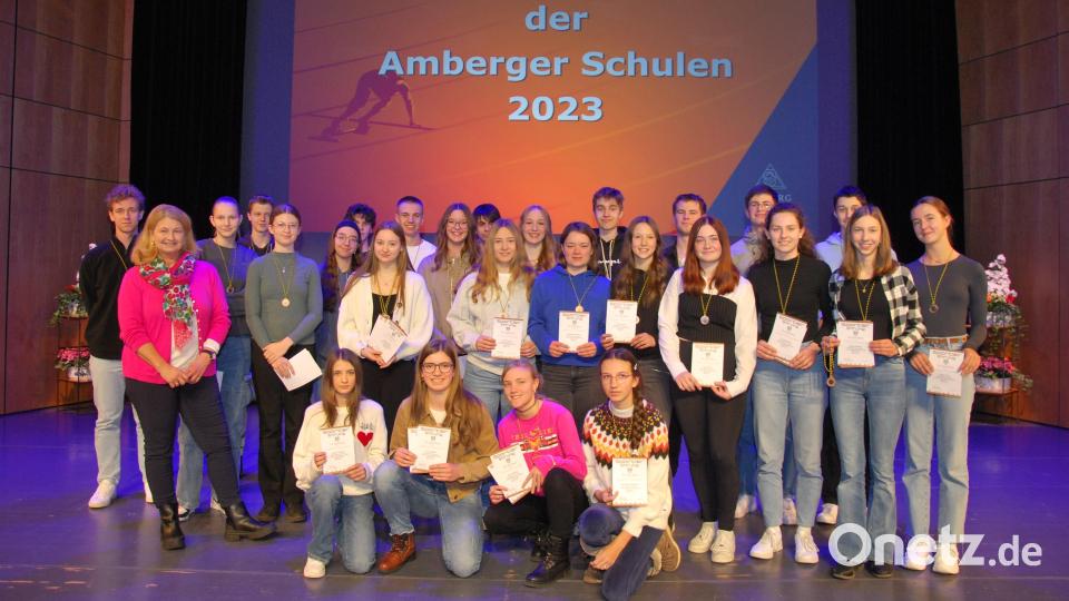 Die Schulmannschaften des Max-Reger-Gymnasiums, die bei der Sportlerehrung ausgezeichnet wurden. Bild: gsp