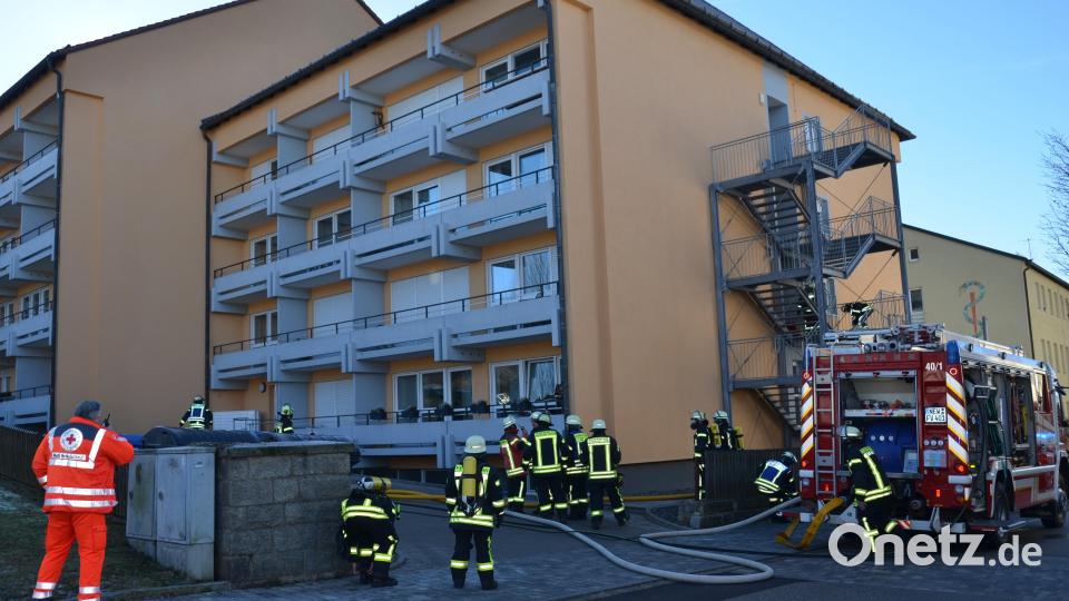 Zum ehemaligen Schwesternwohnheim in der Pfarrgasse rückt ein großes Aufgebot an Feuerwehrkräften an. Bild: dob