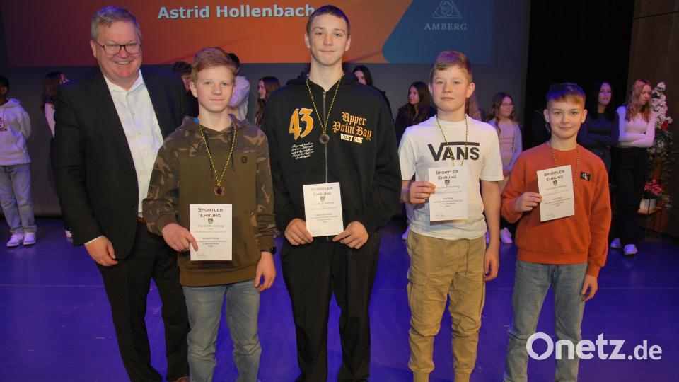 Oberbürgermeister Michael Cerny (links) gratulierte den Ringern der Schönwerth-Realschule zum dritten Platz bei der Deutschen Meisterschaft. Bild: gsp
