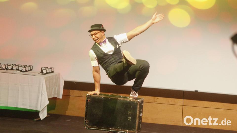 Monsieur Chapeau hatte seine Koffer aus Berlin mitgebracht, um darauf artistisch zu balancieren. Bild: Hirsch