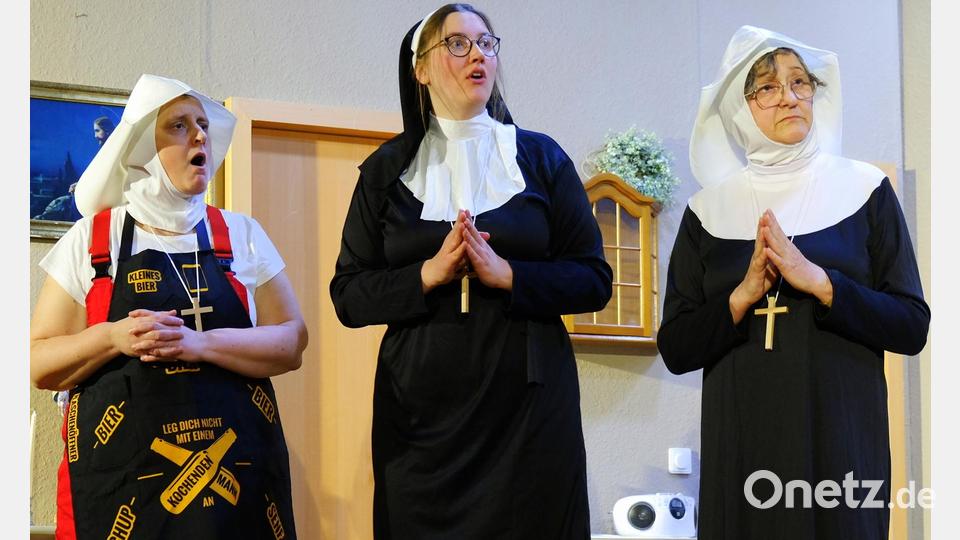 Die bierbrauende Schwester Maria (links), Novizin Gloria (Mitte) und die ehemalige Großwildjägerin Schwester Scholastika bilden eine Traumkombination an Humor. Bild: mab