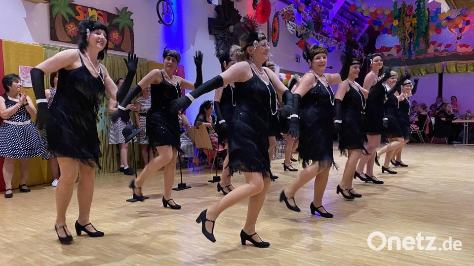 Stilvoll wie in den 20er Jahren: Die &quot;Girlsreihe&quot; der Frauenbund-Tanzgruppe. Bild: aub