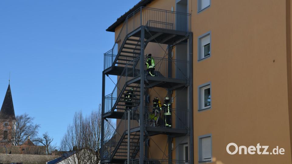 Zum ehemaligen Schwesternwohnheim in der Pfarrgasse rückt ein großes Aufgebot an Feuerwehrkräften an. Über die Außentreppe gelangen die Kräfte in das betroffene Stockwerk. Bild: dob