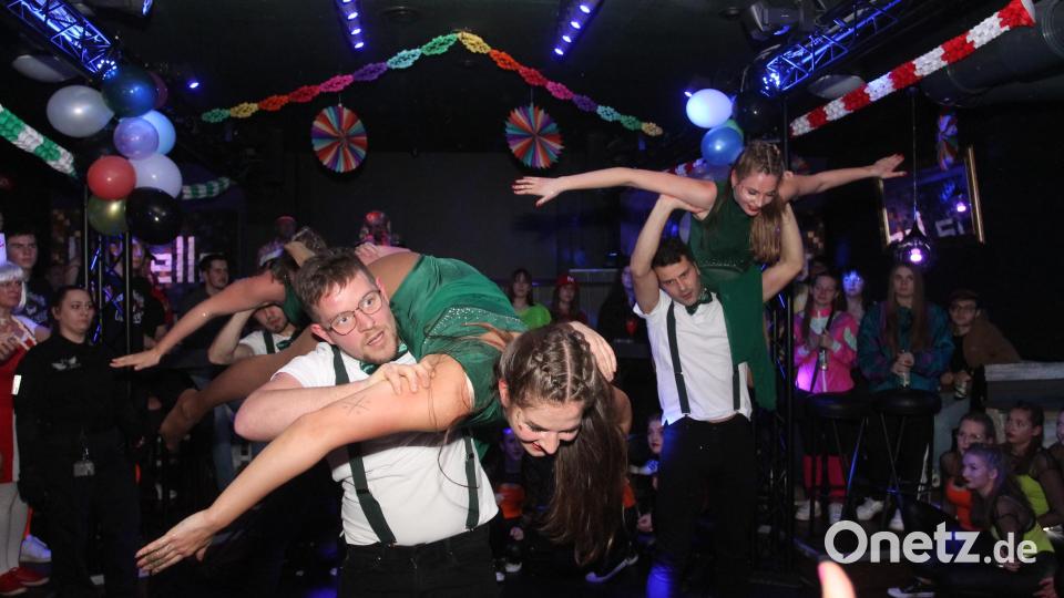 Die Pleysteiner Prinzengarde präsentiert sich bei der Sportlerdisco in Waidhaus in Hochform. Bild: pi