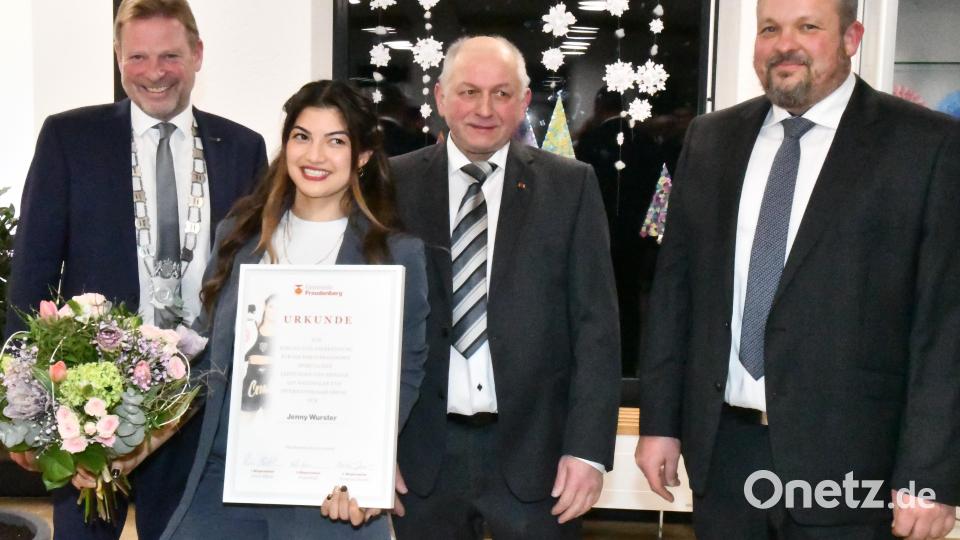 Jenny Wurster aus Lintach wurde von der Gemeinde Freudenberg für ihre herausragenden sportlichen Erfolge ausgezeichnet. Es gratulierten (hinten, von links) Bürgermeister Alwin Märkl, Zweiter Bürgermeister Franz Weiß und Dritter Bürgermeister Christian Drechsler. Bild: sche