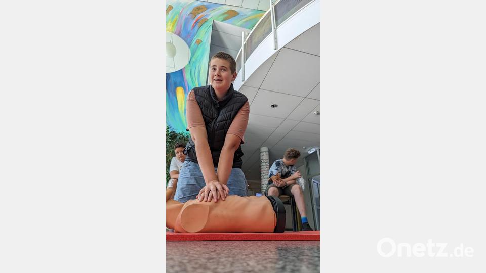 &quot;Schoolguard&quot; Tim übt die Wiederbelebung an einer Puppe. Bild: Bundespolizei/exb