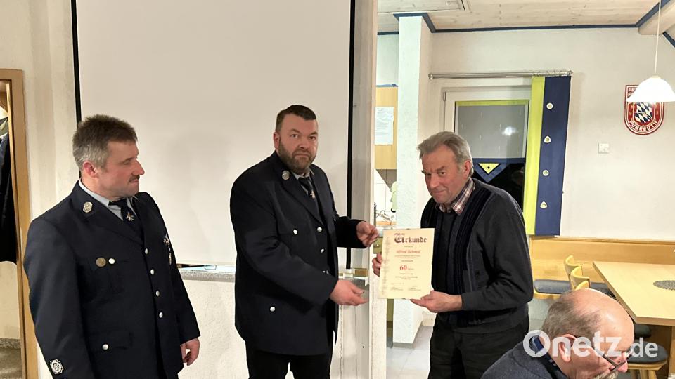 Alfred Schmid (rechts) erhielt von Adrian Scheitler und Gerhard Popp (von rechts) eine Urkunde für 60 Jahre Treue. Bild: Feuerwehr Punreuth/exb