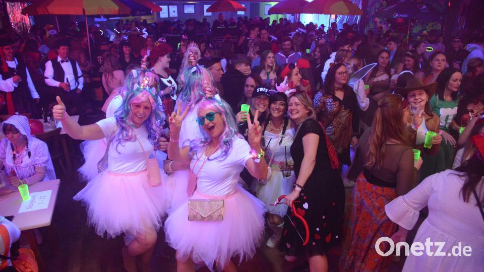 Tolle Kostüme machten die Faschingsnacht des SC Luhe-Wildenau auch zu einem farbenprächtigen Erlebnis. Bild: bey