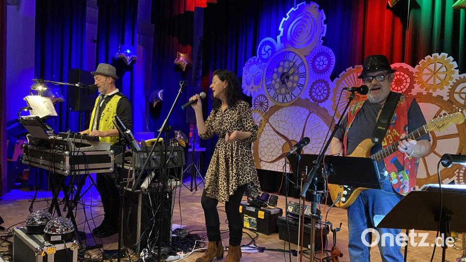 Die Zeiger der großen Dekouhr im Hintergrund liefen tatsächlich rückwärts, musikalisch begleitet vom mitreißenden Tempo-Sound der &quot;Tropics&quot;. Bild: aub