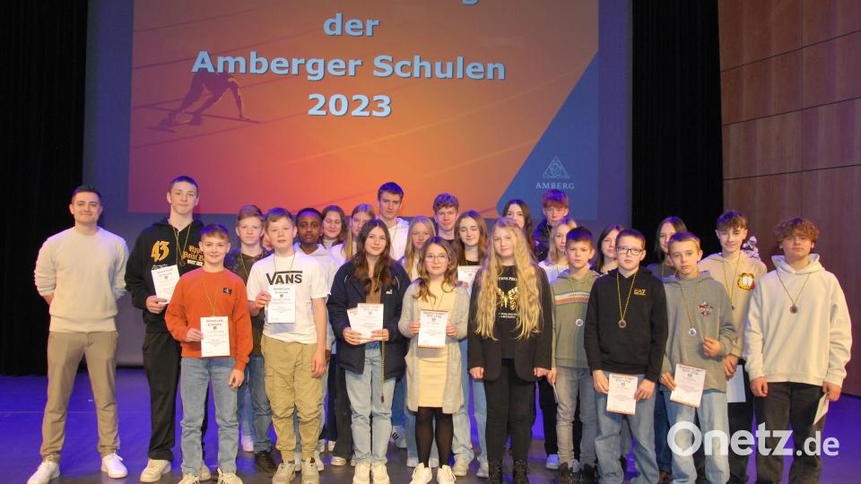 Die erfolgreichen Schülerinnen und Schüler der Schönwerth-Realschule. Bild: gsp