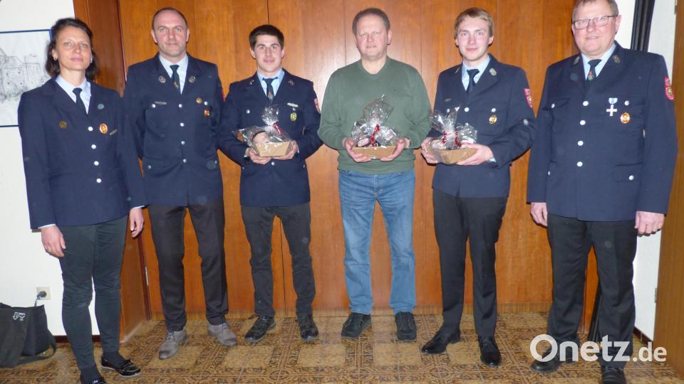 Das sind die ausgeschiedenen Feuerwehrler Markus Bock (Dritter von links), Johann Ram (Vierter von links) und Johannes Beierl (Zweiter von rechts) mit den Vorsitzenden und Kommandanten. Bild: sl
