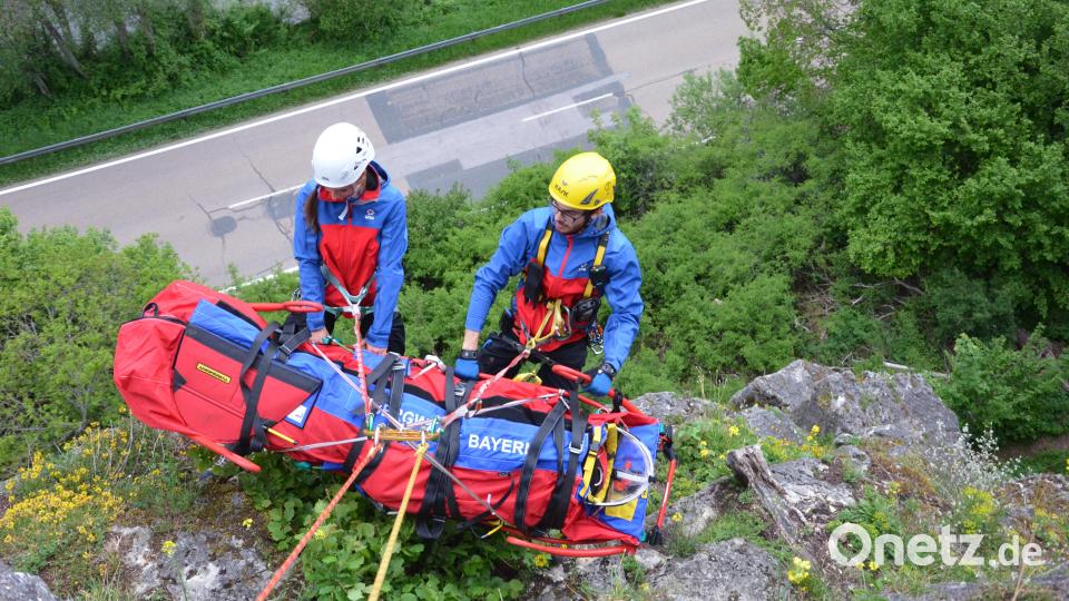 Rettung aus einer Steilwand in der heutigen Zeit im Lauterachtal Bild: Erhardt Cramer, Bergwacht Amberg/exb