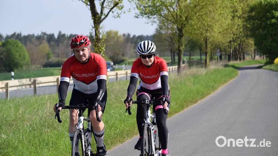 Markus Burgenmeister (links) tritt ordentlich in die Pedale – eine Aufnahme von seiner zweiten Langstrecken-Benefiztour 2023. Archivbild: Krones