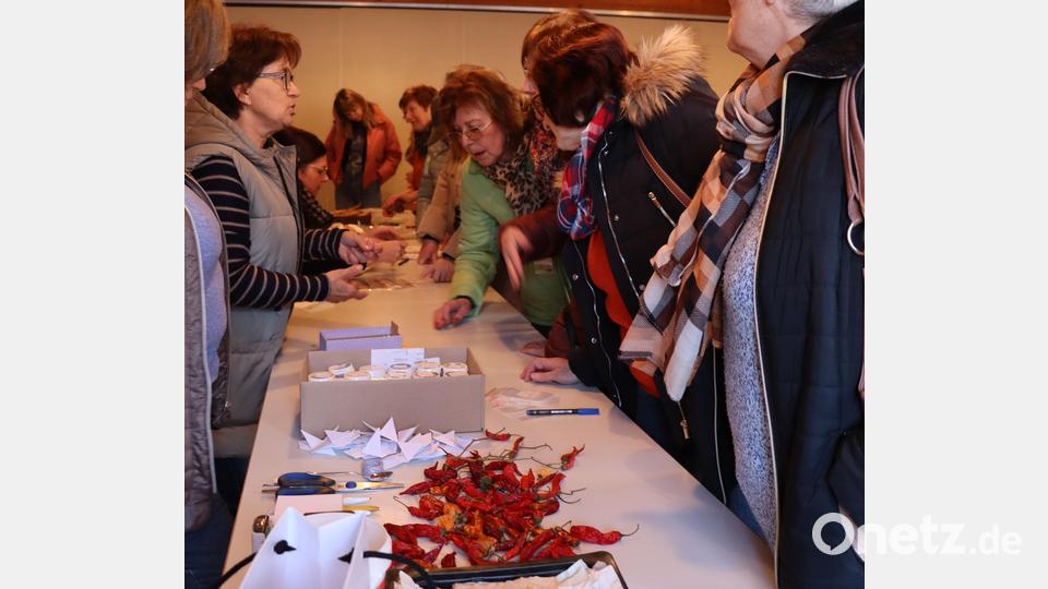 Dicht drängen sich die Besucher bei der Samentauschbörse an die Tische. So groß ist die Nachfrage nach samenfestem Saatgut. Bild: Brandl, Jasmin [jag]