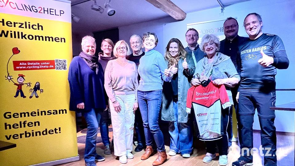 Marina Burgenmeister (Mitte) und Markus Burgenmeister (vorne, rechts) mit Freunden und Unterstützern und den Bürgermeistern (hinten von rechts) Uwe König und Hans-Martin Schertl. Bild: Krones