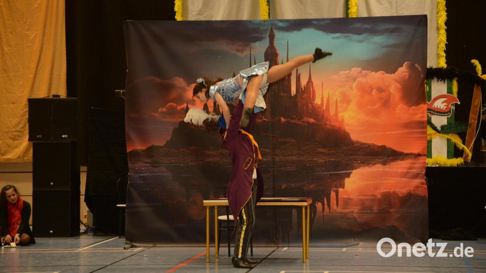 Das Tanzpaar Mia und Thimo vor dem Bild von Le Mont-Saint-Michel Bild: bey