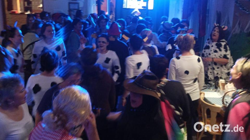 Großes Getümmel auf der Tanzfläche Bild: Scheitinger/exb